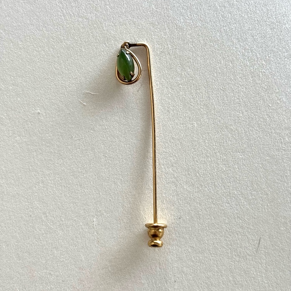 Elegant Gold and Green Teardrop Stick Pin